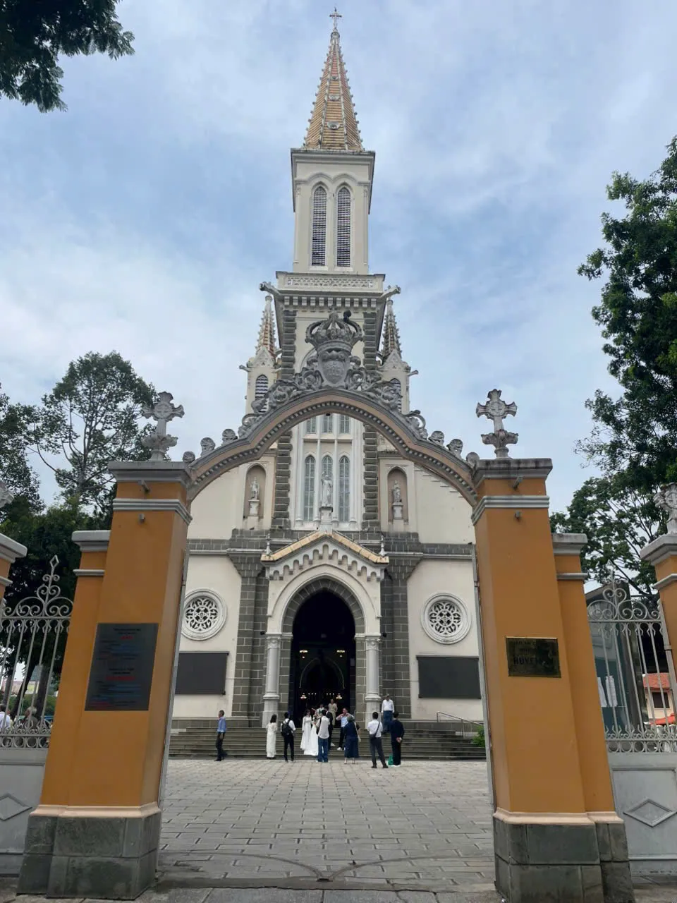 lắp quạt trần nhà. thờ quận 1
